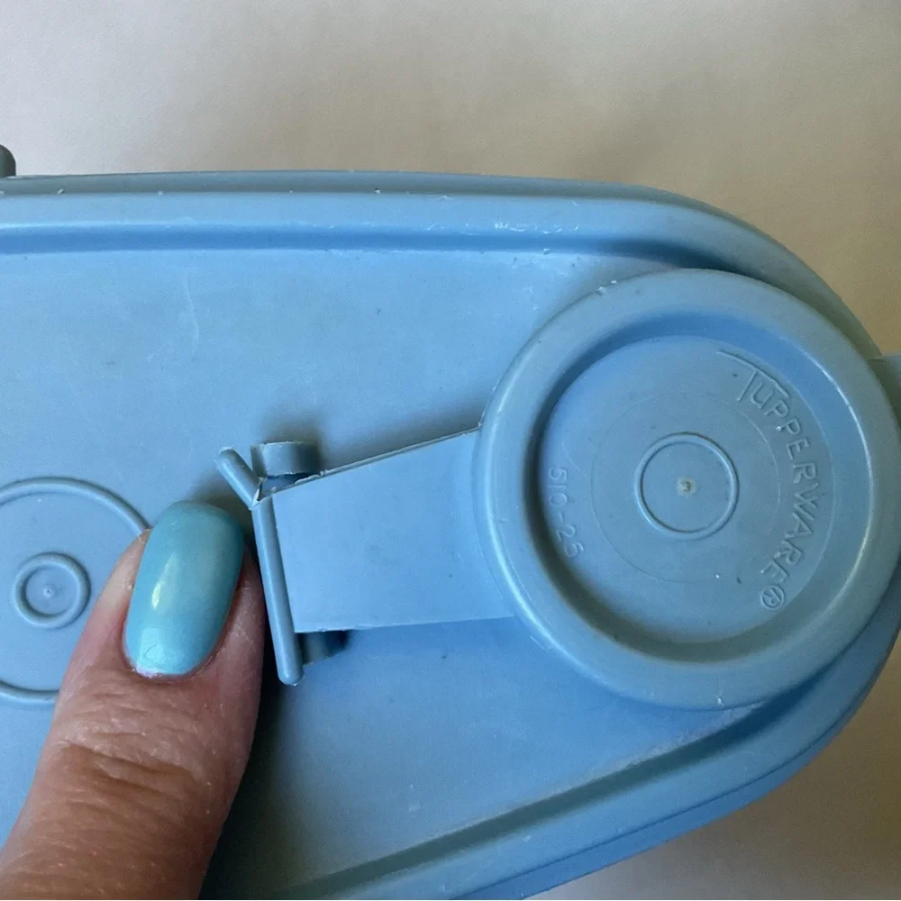 Tupperware Beverage Buddy 2 quart Blue Lid Juice Cocktail Container Vintage